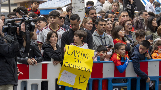 Gran ambiente en el recibimiento al combinado nacional en Riazor