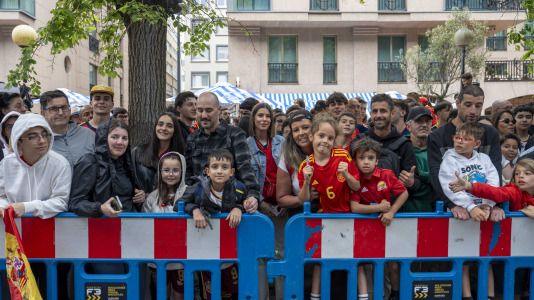 Gran ambiente en el recibimiento al combinado nacional en Riazor