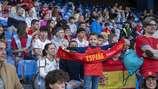 Gran ambiente en el recibimiento al combinado nacional en Riazor