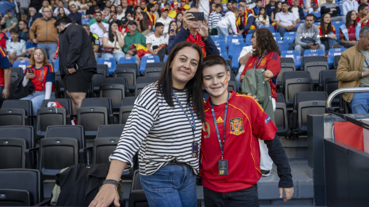 Gran ambiente en el recibimiento al combinado nacional en Riazor