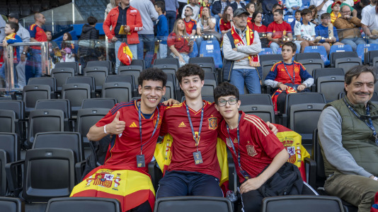 Gran ambiente en el recibimiento al combinado nacional en Riazor