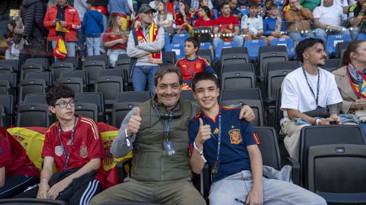 Gran ambiente en el recibimiento al combinado nacional en Riazor