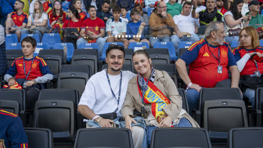 Gran ambiente en el recibimiento al combinado nacional en Riazor