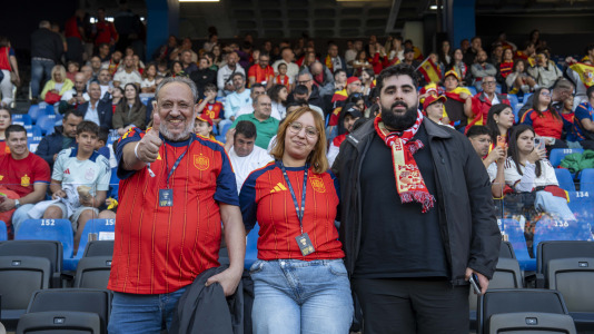 Gran ambiente en el recibimiento al combinado nacional en Riazor
