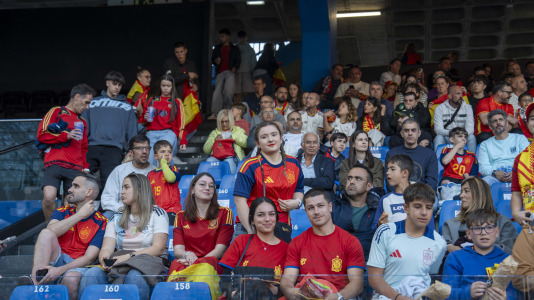 Gran ambiente en el recibimiento al combinado nacional en Riazor