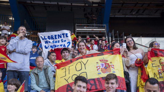 Gran ambiente en el recibimiento al combinado nacional en Riazor