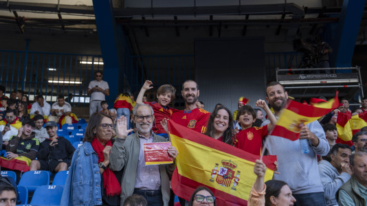 Gran ambiente en el recibimiento al combinado nacional en Riazor