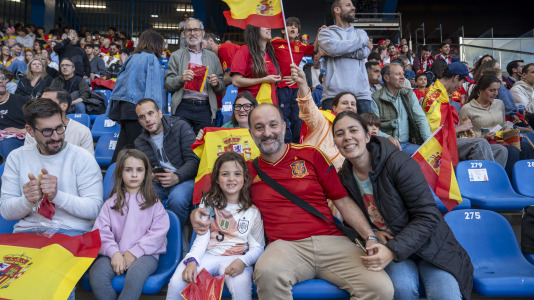 Gran ambiente en el recibimiento al combinado nacional en Riazor