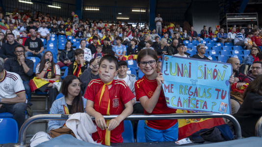 Gran ambiente en el recibimiento al combinado nacional en Riazor
