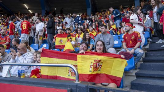 Gran ambiente en el recibimiento al combinado nacional en Riazor