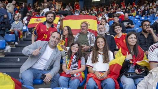 Gran ambiente en el recibimiento al combinado nacional en Riazor