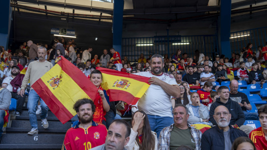 Gran ambiente en el recibimiento al combinado nacional en Riazor