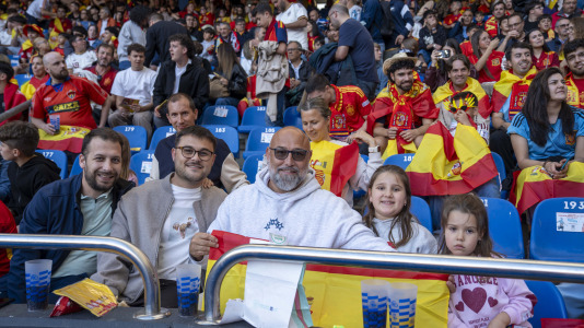 Gran ambiente en el recibimiento al combinado nacional en Riazor