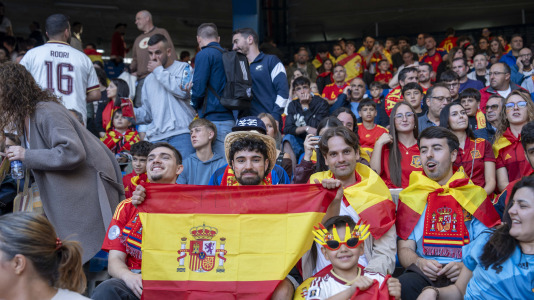 Gran ambiente en el recibimiento al combinado nacional en Riazor