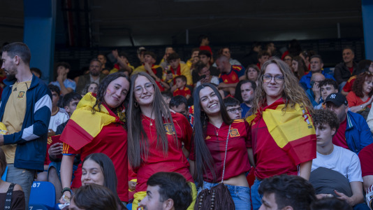 Gran ambiente en el recibimiento al combinado nacional en Riazor