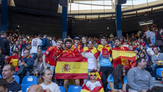 Gran ambiente en el recibimiento al combinado nacional en Riazor