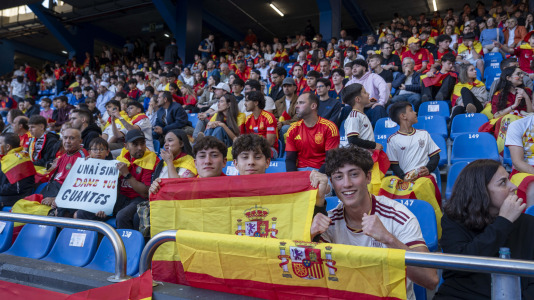 Gran ambiente en el recibimiento al combinado nacional en Riazor