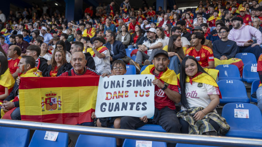 Gran ambiente en el recibimiento al combinado nacional en Riazor