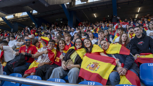 Gran ambiente en el recibimiento al combinado nacional en Riazor