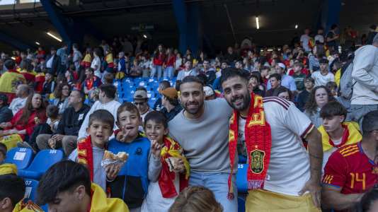 Gran ambiente en el recibimiento al combinado nacional en Riazor