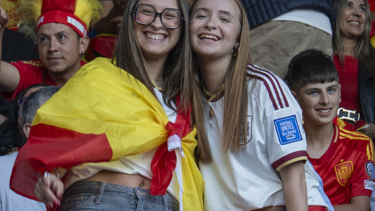 Gran ambiente en el recibimiento al combinado nacional en Riazor