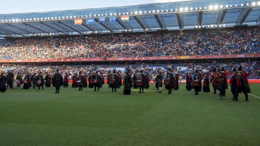 Gran ambiente en el recibimiento al combinado nacional en Riazor