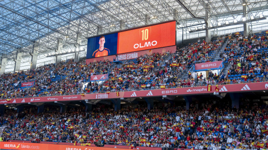 Gran ambiente en el recibimiento al combinado nacional en Riazor