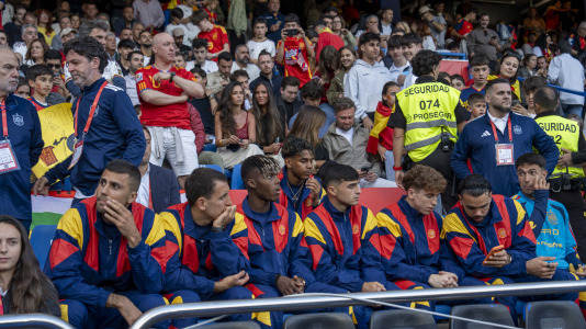 Gran ambiente en el recibimiento al combinado nacional en Riazor
