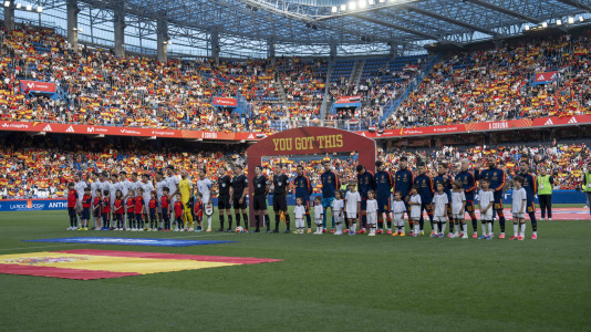 Gran ambiente en el recibimiento al combinado nacional en Riazor