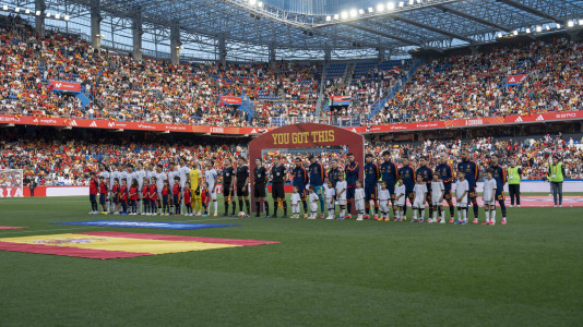 Gran ambiente en el recibimiento al combinado nacional en Riazor