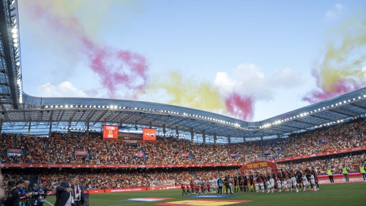 Gran ambiente en el recibimiento al combinado nacional en Riazor