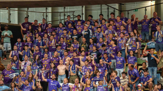 Miles de aficionados se dieron cita para recibir al Básquet Coruña y dejarse las gargantas en busca del ascenso a ACB
