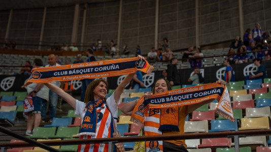 Miles de aficionados se dieron cita para recibir al Básquet Coruña y dejarse las gargantas en busca del ascenso a ACB