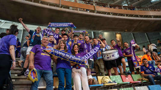 Miles de aficionados se dieron cita para recibir al Básquet Coruña y dejarse las gargantas en busca del ascenso a ACB