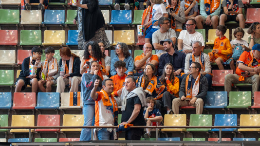 Miles de aficionados se dieron cita para recibir al Básquet Coruña y dejarse las gargantas en busca del ascenso a ACB