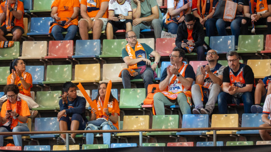 Miles de aficionados se dieron cita para recibir al Básquet Coruña y dejarse las gargantas en busca del ascenso a ACB