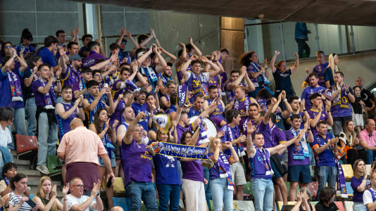 Miles de aficionados se dieron cita para recibir al Básquet Coruña y dejarse las gargantas en busca del ascenso a ACB