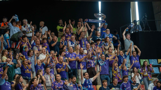 Miles de aficionados se dieron cita para recibir al Básquet Coruña y dejarse las gargantas en busca del ascenso a ACB