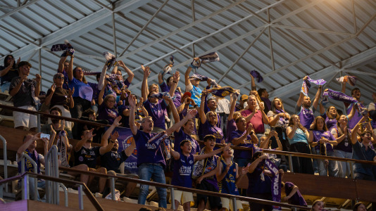 Miles de aficionados se dieron cita para recibir al Básquet Coruña y dejarse las gargantas en busca del ascenso a ACB