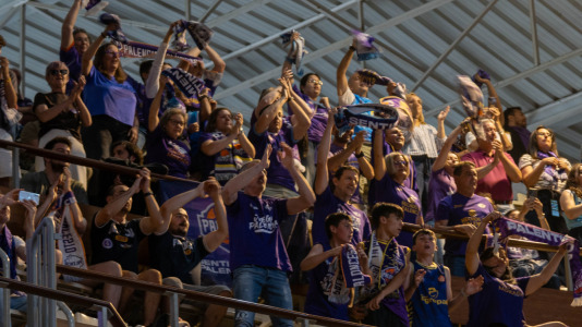 Miles de aficionados se dieron cita para recibir al Básquet Coruña y dejarse las gargantas en busca del ascenso a ACB