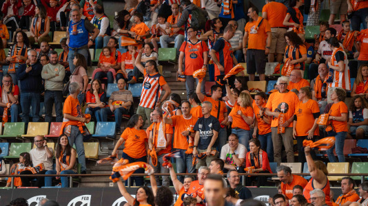 Miles de aficionados se dieron cita para recibir al Básquet Coruña y dejarse las gargantas en busca del ascenso a ACB