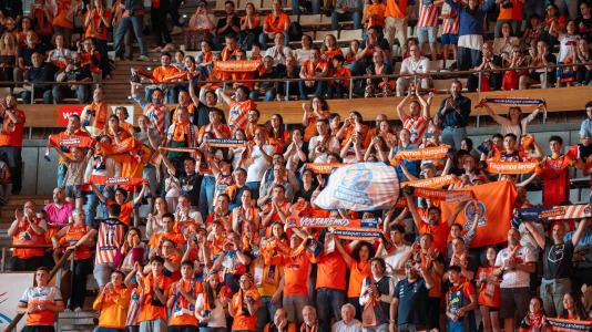 Miles de aficionados se dieron cita para recibir al Básquet Coruña y dejarse las gargantas en busca del ascenso a ACB