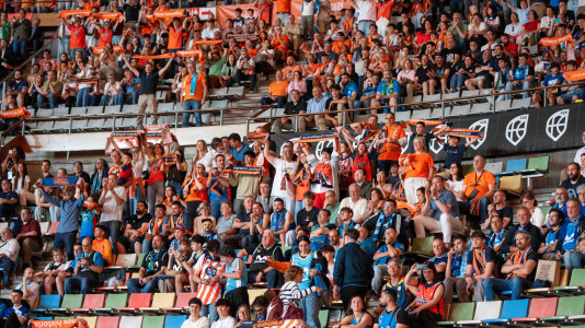Miles de aficionados se dieron cita para recibir al Básquet Coruña y dejarse las gargantas en busca del ascenso a ACB