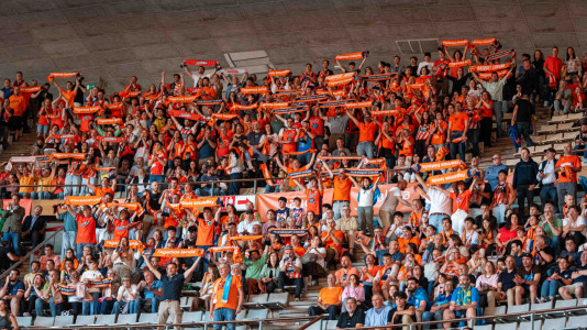 Miles de aficionados se dieron cita para recibir al Básquet Coruña y dejarse las gargantas en busca del ascenso a ACB