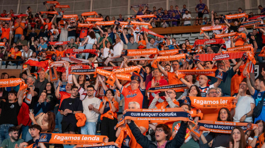 Miles de aficionados se dieron cita para recibir al Básquet Coruña y dejarse las gargantas en busca del ascenso a ACB