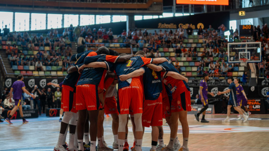 Miles de aficionados se dieron cita para recibir al Básquet Coruña y dejarse las gargantas en busca del ascenso a ACB