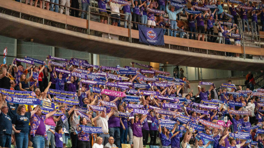 Miles de aficionados se dieron cita para recibir al Básquet Coruña y dejarse las gargantas en busca del ascenso a ACB