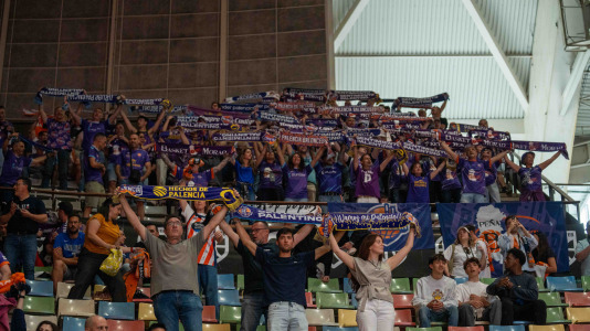 Miles de aficionados se dieron cita para recibir al Básquet Coruña y dejarse las gargantas en busca del ascenso a ACB
