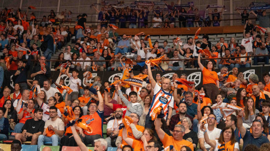 Miles de aficionados se dieron cita para recibir al Básquet Coruña y dejarse las gargantas en busca del ascenso a ACB