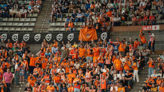 Miles de aficionados se dieron cita para recibir al Básquet Coruña y dejarse las gargantas en busca del ascenso a ACB